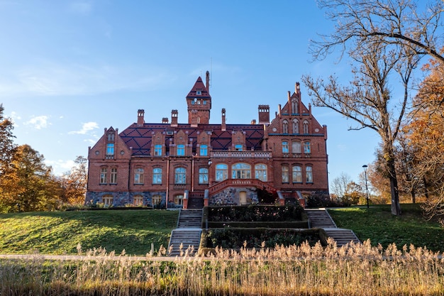 Jaunmoku château médiéval en brique près de Tukums Lettonie sur une journée d'automne claire et ensoleillée vue drone