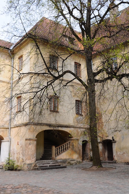 Jaunpils du château médiéval par une journée de printemps ensoleillée