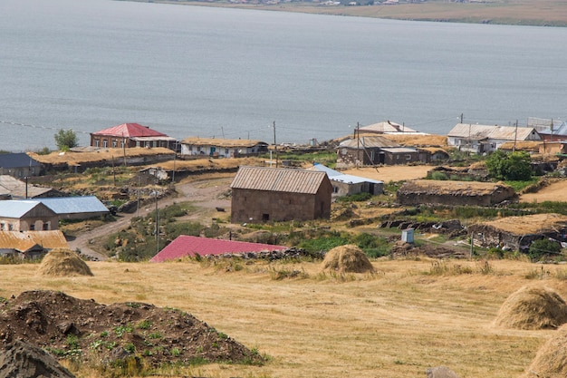 Javakheti, Géorgie - 25 juillet 2021 : Village du lac Faravani, maisons de campagne et ferme