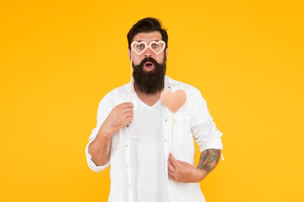 Je Crois En L Amour Joyeux Anniversaire Homme Brutal Avec Barbe Tomber Amoureux Rendez Vous Romantique