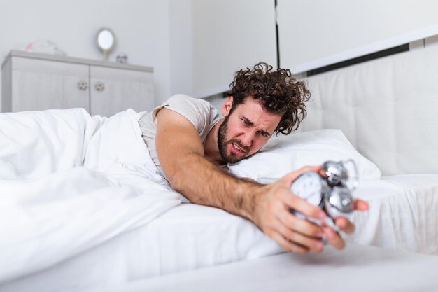 Je déteste ce bruit problème avec le réveil tôt le matin se lever tôt homme barbu hipster visage endormi se réveiller horaire quotidien pour un mode de vie sain réveil sonnant