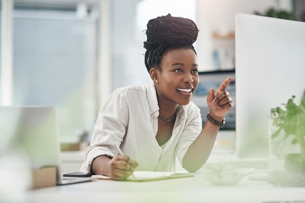 Je devrais enregistrer ce travail Photo d'une jeune femme d'affaires prenant des notes dans son carnet