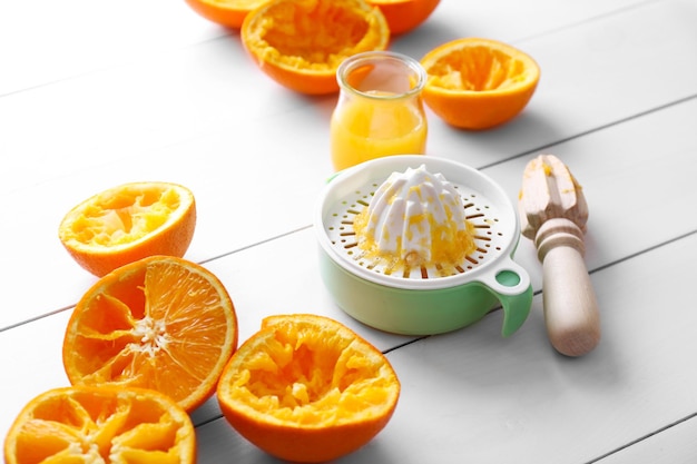 Photo je fais du jus de délicieuses oranges sur une table en bois blanc.