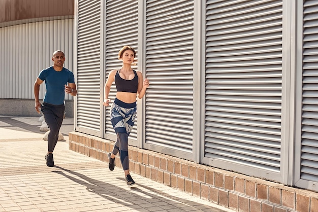 Je gagne un couple de fitness en vêtements de sport en faisant du cardio-training en ville