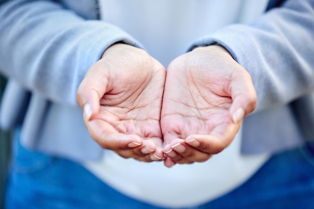 Je garderai vos secrets Gros plan d'un homme d'affaires méconnaissable debout avec ses mains jointes