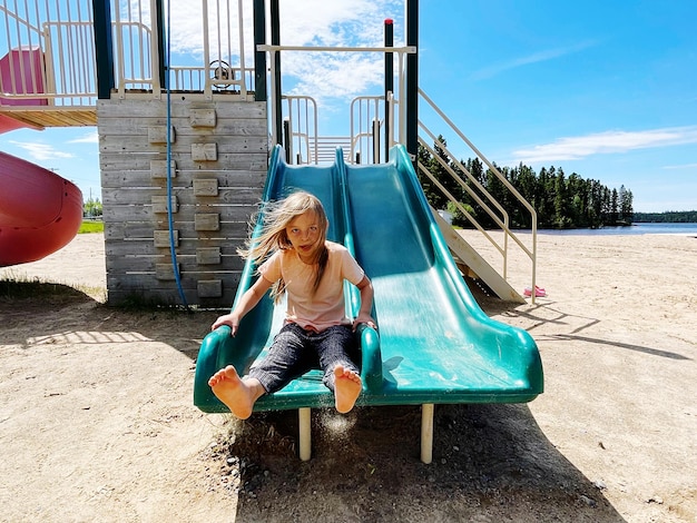 Photo je glisse sur le toboggan au parc de la plage.