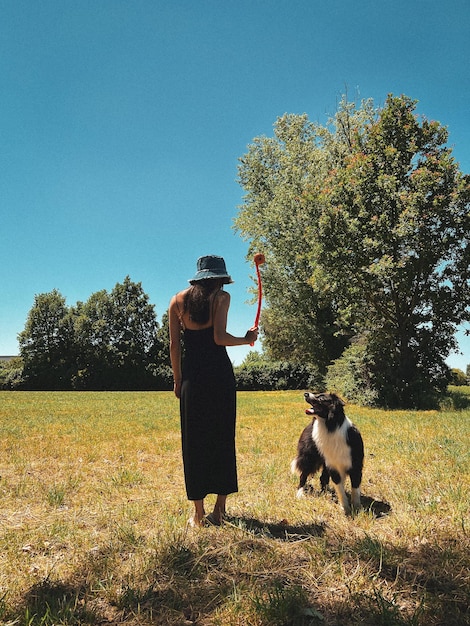 Photo je joue au ballon avec mon meilleur ami.