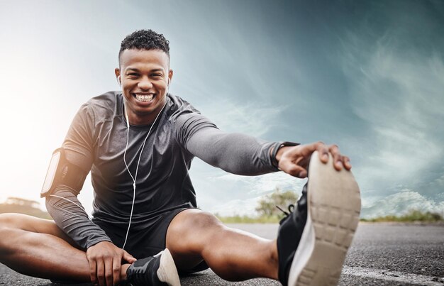 Photo je m'améliore à ce portrait d'un jeune homme sportif exerçant à l'extérieur