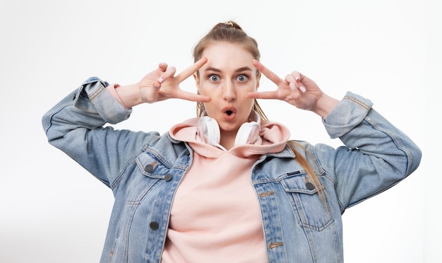 Je m'amuse Portrait de jeune femme gaie sur fond blanc