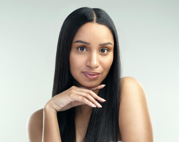 Je me sens belle Photo recadrée d'une belle jeune femme à la peau impeccable posant sur un fond gris