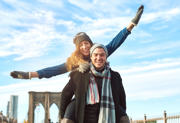 Je me sens le plus vivant quand je suis avec lui Photo d'un jeune couple affectueux profitant de leur escapade à l'étranger