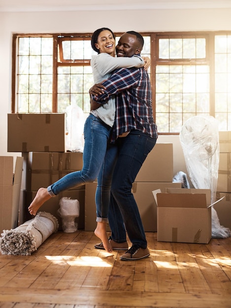 Je n'arrive pas à croire que nous étions dans la maison de nos rêves Photo d'un jeune couple célébrant le déménagement dans leur nouveau logement