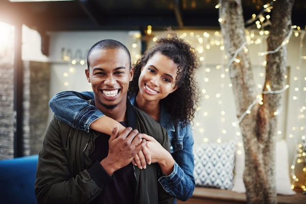 Je ne laisse jamais celui-ci partir Photo recadrée d'un jeune couple heureux à un rendez-vous