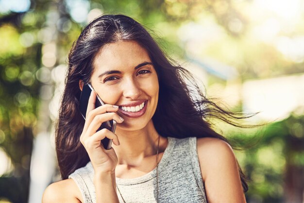 Je ne peux pas survivre sans mes relations Portrait d'une jolie jeune femme parlant sur un téléphone portable à l'extérieur