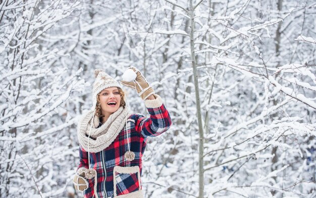 Je ne peux pas y croire. vacances boule de neige le jour d'hiver. belle femme en vêtements chauds. Profiter de la nature en hiver. Portrait de femme en hiver. Fille gaie à l'extérieur. femme joyeuse et énergique.