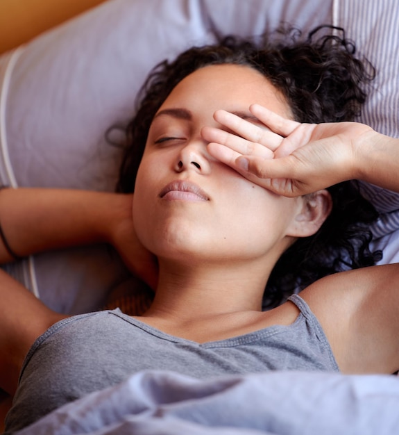 Je ne suis pas encore prêt à me lever Photo recadrée d'une femme touchant son visage en se réveillant