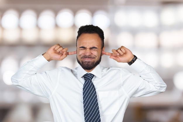 Je Ne Veux Pas L'entendre! Homme à La Peau Foncée Fermant Les Oreilles Avec Les Doigts