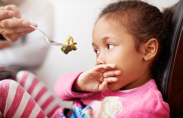 Je ne veux vraiment pas manger cette photo d'une petite fille qui refuse de manger sa nourriture