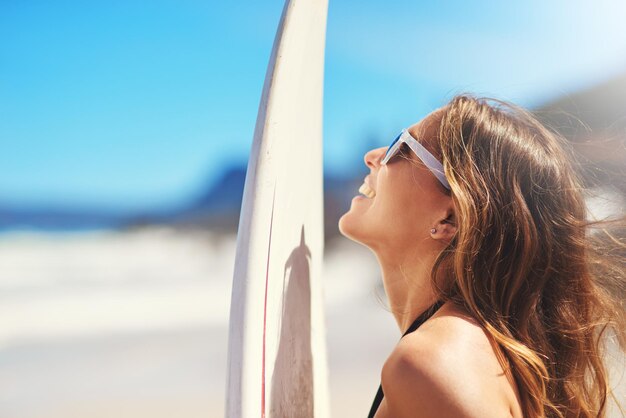 Je ne vois pas de psy, je vois des vagues Photo d'un jeune surfeur à la plage