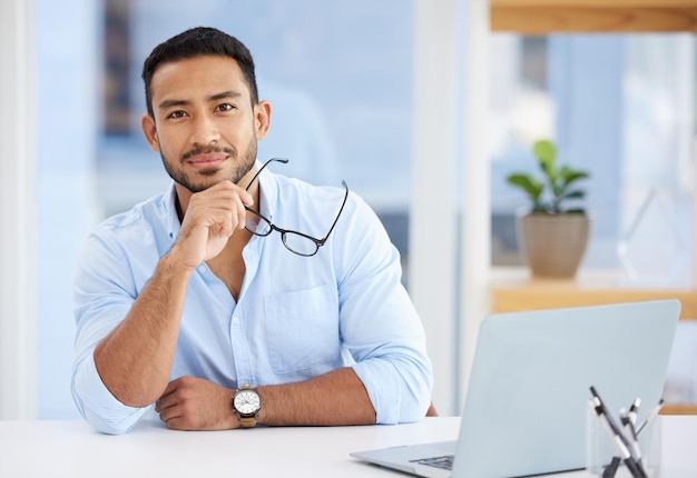 Je peux donner vie à votre idée Photo d'un jeune homme utilisant un ordinateur portable au travail