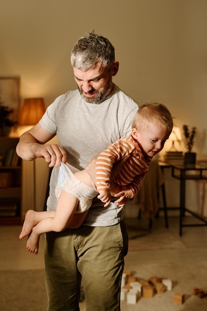 Je sens une mauvaise odeur des couches de bébé sales.