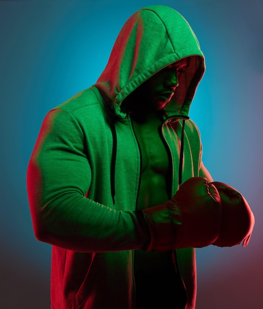 Je suis un amoureux pas un combattant mais je me battrai pour ce en quoi je crois Studio photo d'un jeune homme sportif portant des gants de boxe