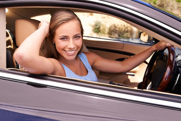 Je suis chez moi derrière le volant Une femme assise dans une voiture de luxe