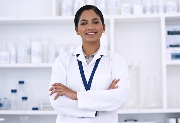 Je suis confiant dans mes capacités scientifiques Portrait recadré d'une jolie jeune femme scientifique debout les bras croisés dans le laboratoire