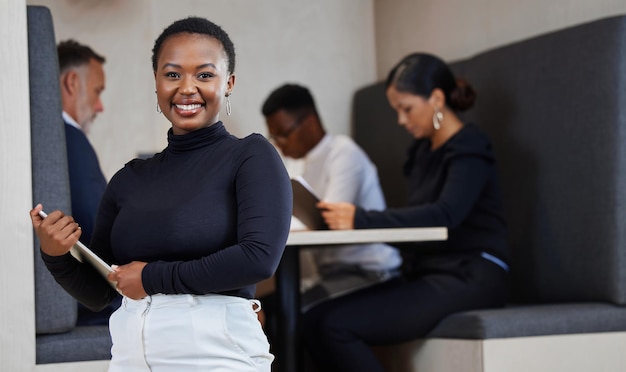 Je suis devenue la femme d'affaires de mes rêves Photo d'une jeune femme d'affaires travaillant dans un café