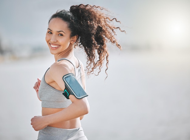 Je suis sur mon parcours de fitness. Portrait recadré d'une séduisante jeune athlète féminine exerçant à l'extérieur.