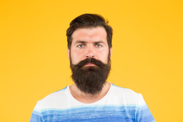 Je suis parfait Conseils de coiffeur entretenir la barbe Soin élégant de la barbe et de la moustache Apparence de hipster Mode de barbe et concept de barbier Homme barbu hipster élégant barbe et moustache fond jaune