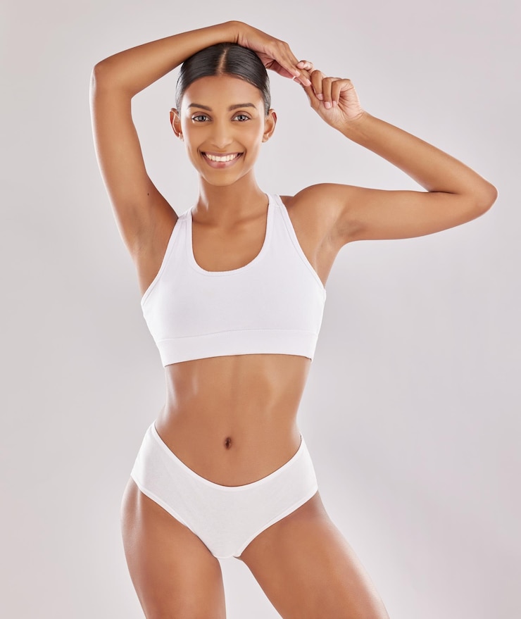 Photo je suis en pleine forme non pas par hasard mais par effort photo d'une jeune femme en forme posant dans ses sous-vêtements sur fond de studio