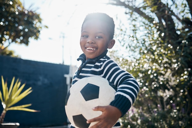 Photo je suis prêt à frapper un ballon photo d'un adorable petit garçon jouant dehors avec son ballon