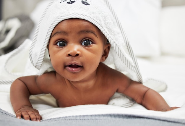 Je suis prêt pour mon frottement Photo d'un adorable petit garçon portant une serviette à capuche