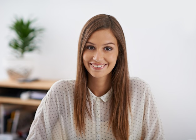 Je suis une reine, je peux gérer les choses moi-même Portrait d'une belle jeune femme assise dans son bureau