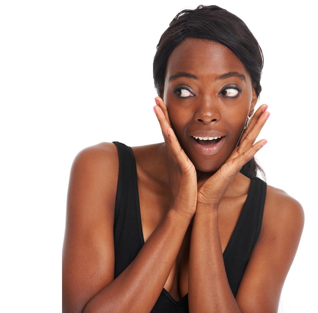 Je suis tellement surpris en ce moment Jeune femme africaine qui a l'air choquée et surprise tout en étant isolée sur fond blanc