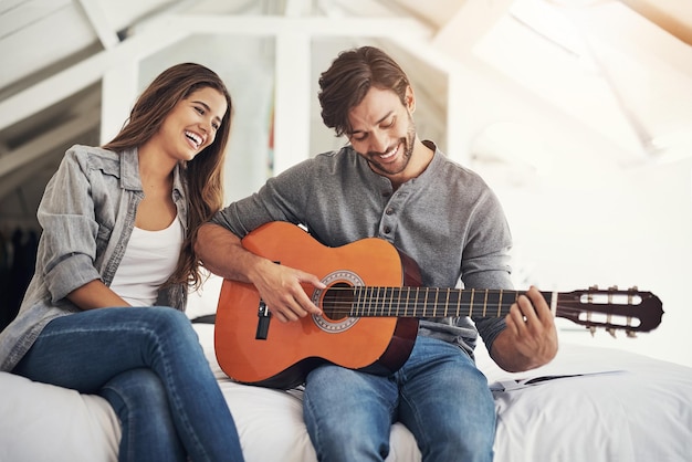 Je t'ai aimé alors je t'aime toujours toujours Photo d'un jeune couple attrayant passant du temps de qualité à la maison