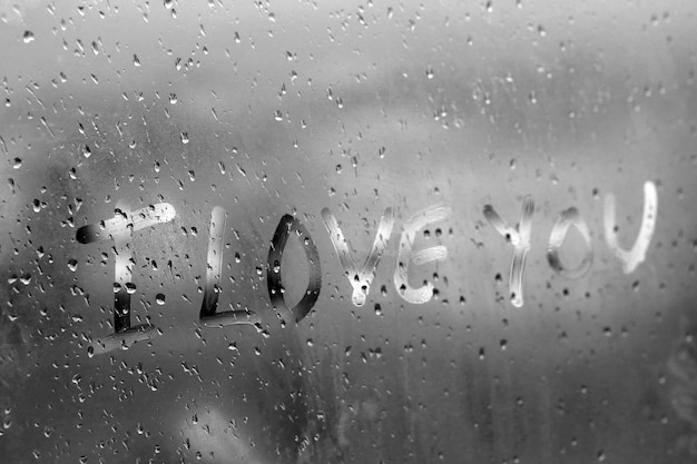"Je t'aime" écrit sur du verre embué