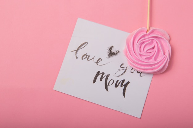 Je t'aime maman inscription manuscrite. Lettrage dessiné à la main, calligraphie. de voeux avec fond de brunch d'arbre de printemps, Saint Valentin, fête des mères.