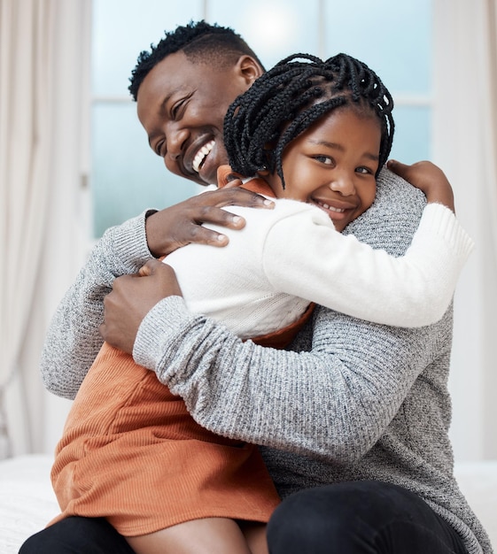 Je t'aime papa Photo d'un jeune père étreignant sa fille tout en se liant à la maison