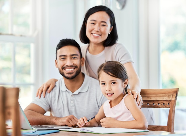 Je te regarde et je suis chez moi. Plan d'un jeune parent aidant sa fille à faire ses devoirs à la maison.