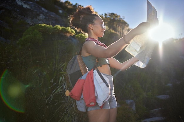 Je trouve cette carte super utile Photo d'une jeune femme tenant une carte dans les montagnes