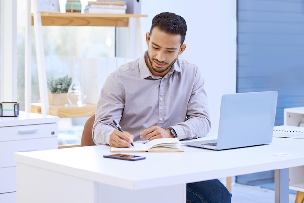 Je trouve toujours ce dont j'ai besoin en ligne Plan d'un homme d'affaires prenant des notes assis à son bureau