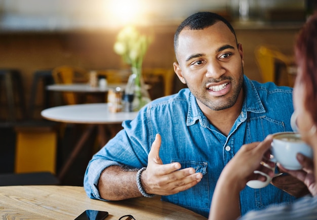 Je vais expliquer Photo recadrée d'un beau jeune homme passant du temps avec sa petite amie dans un café