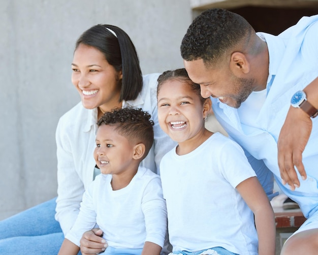 Je vais mettre mon argent pour toujours. Photo d'une belle jeune famille se liant à l'extérieur.