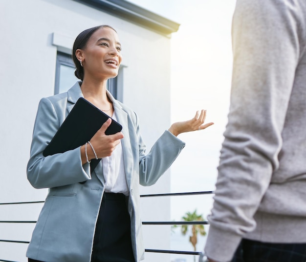 Je vais vous faire un tour rapide Photo d'une jeune femme agent immobilier montrant une maison à un client