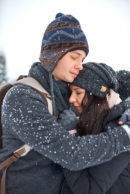 Je vais vous garder au chaud Photo d'un jeune couple heureux s'amusant tout en étant dans la neige