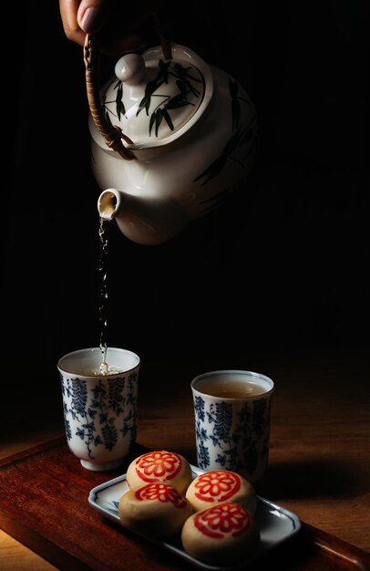 Photo je verse du thé dans la tasse.