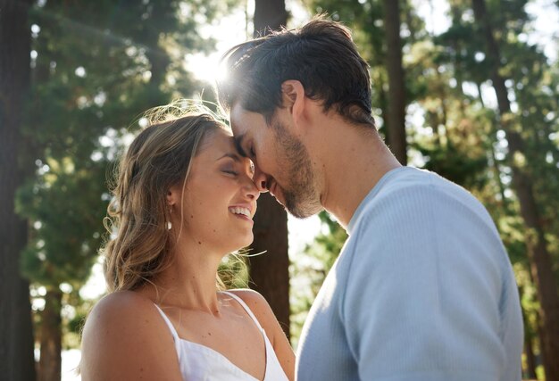 Je veux juste être près de toi. Photo d'un couple affectueux passant du temps ensemble à l'extérieur.