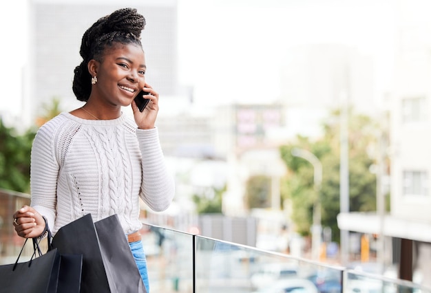 Je vous enverrai ma position. Photo d'une jeune femme faisant une pause dans ses achats pour passer un appel téléphonique.